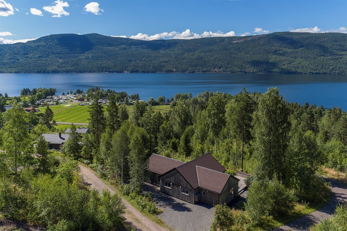 Privatmegleren ved John Granly Steen og Katrine Sunde har gleden av å presentere denne lekre nyere hytta med høy standard beliggende i Eidsfoss i Hof kommune. Hytta har store vinduer og flott takhøyde. Galleribilde