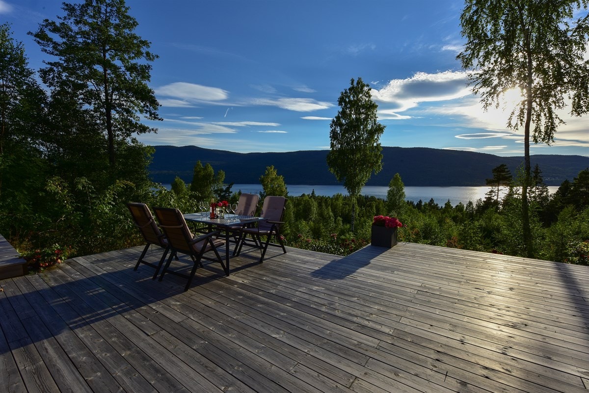 Utsikten er nydelig, og kanskje den beste i hele området, der den strekker seg over Eikeren og naturen rundt. Galleribilde