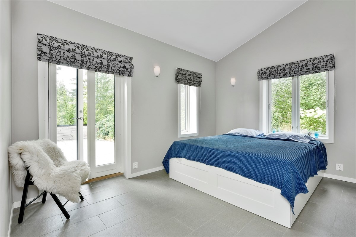 Soverom 1 med store vindusflater. Galleribilde