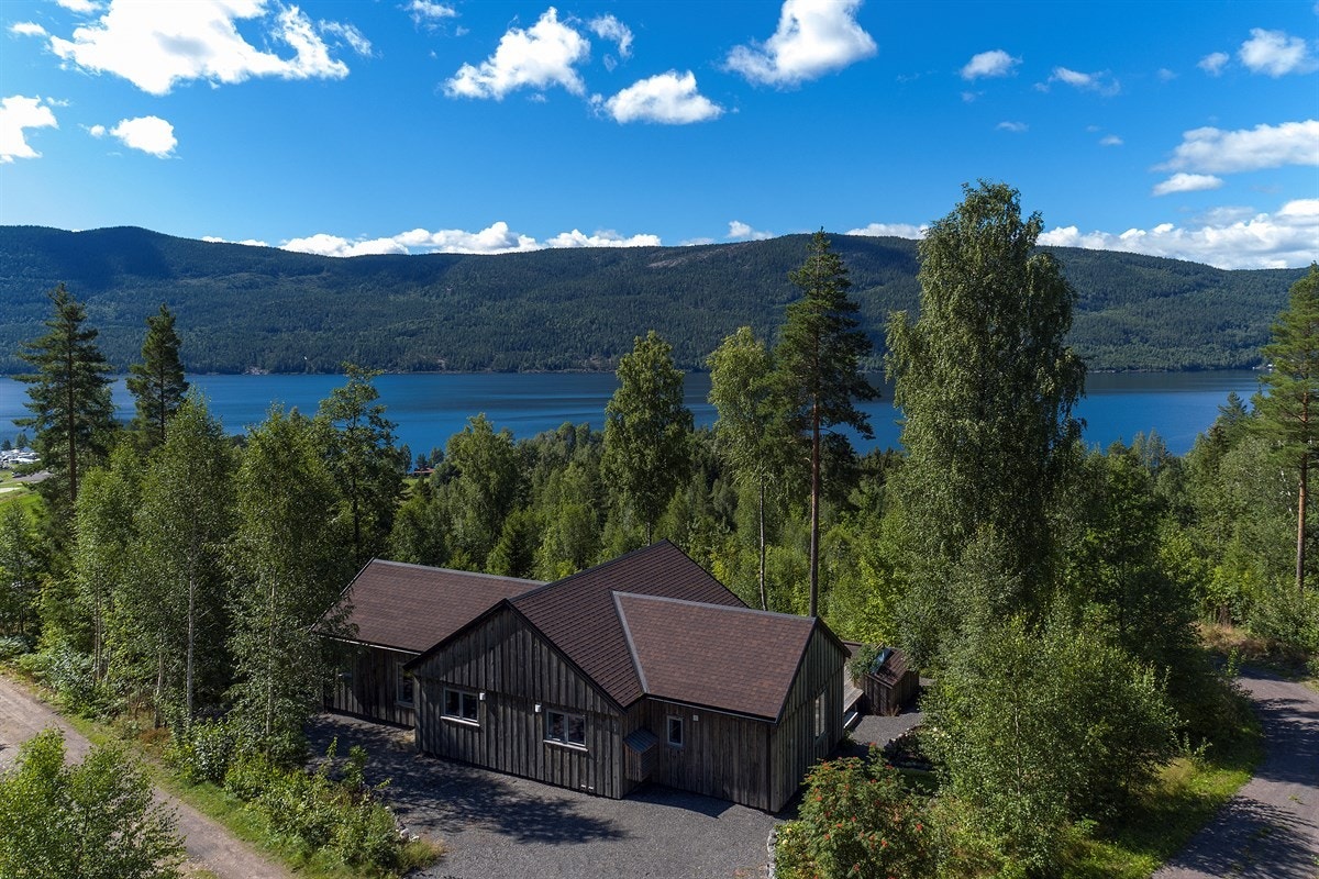 Eiendommen på over 1,7 mål har en fantastisk og solfylt beliggenhet. Galleribilde