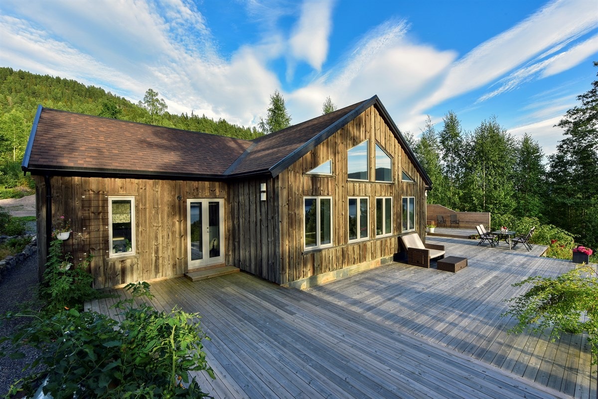 Hytta har solrik terrasse på ca. 120 kvm med en utrolig utsikt over Eikeren. 3 soverom + lagringshems. 2 bad. Takhøyde nok med mulighet for en etasje til. Kan benyttes på helårsbasis! Galleribilde