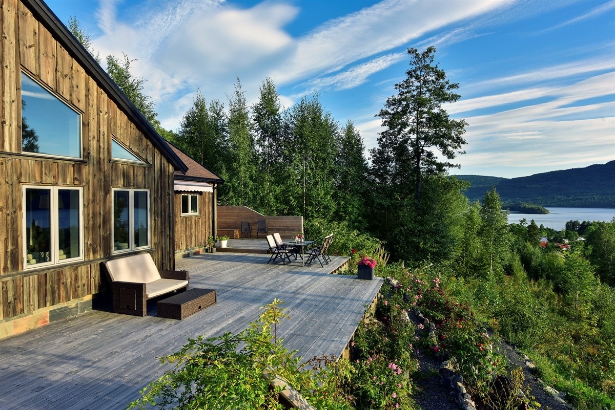 Fra terrassen kan man nyte herlig utsikt. Galleribilde