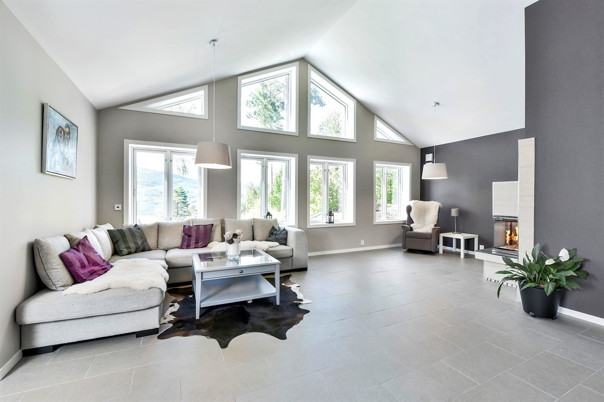 Stuen er et fantastisk rom med mønet himling og vinduer over to plan. Galleribilde