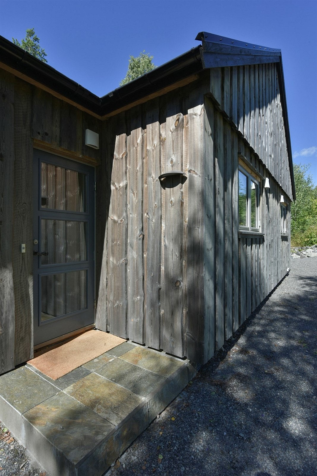 Hytta har adkomst via steinsatt tram og pen ytterdør med glassfelt. Galleribilde