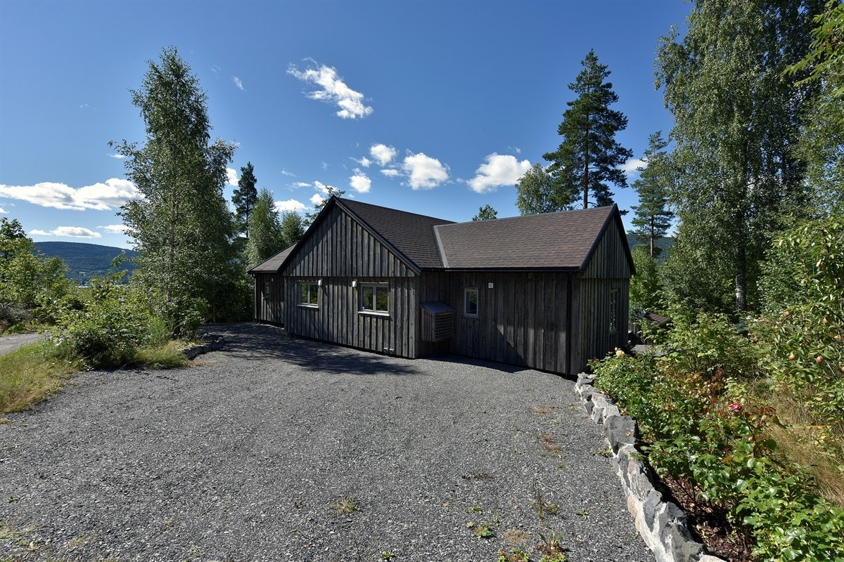 Det er parkering på eiendommen med ladekontakter for elbiler. Galleribilde