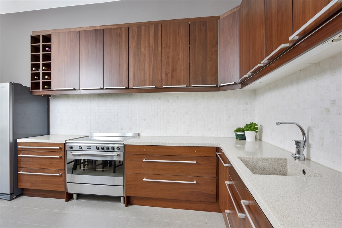 Kjøkkenet har oppvaskmaskin, ventilator, nisje for komfyr og plass for kjøleskap. Galleribilde