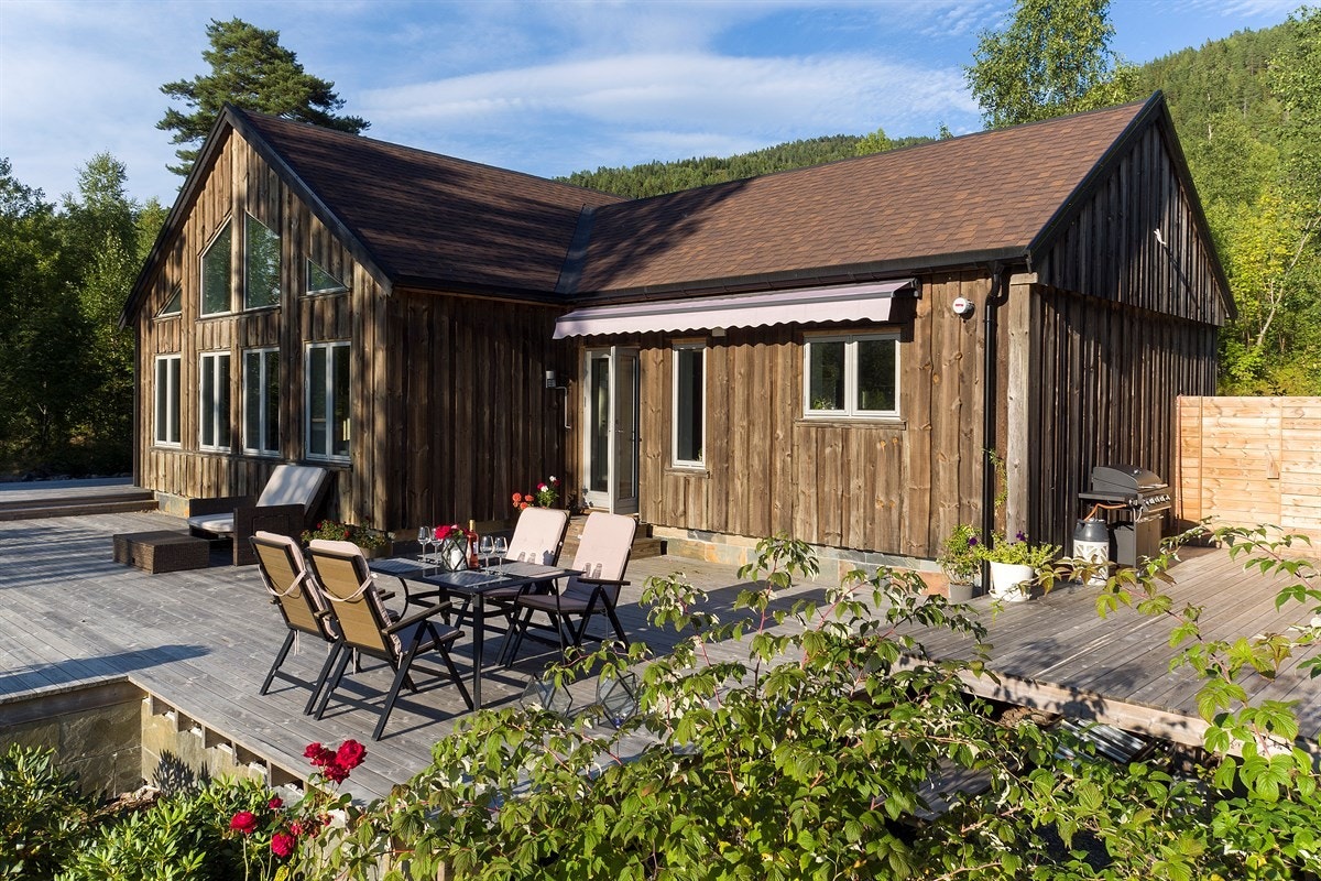 I hagen vokser blant annet frukttrær, bærbusker og roser. Galleribilde