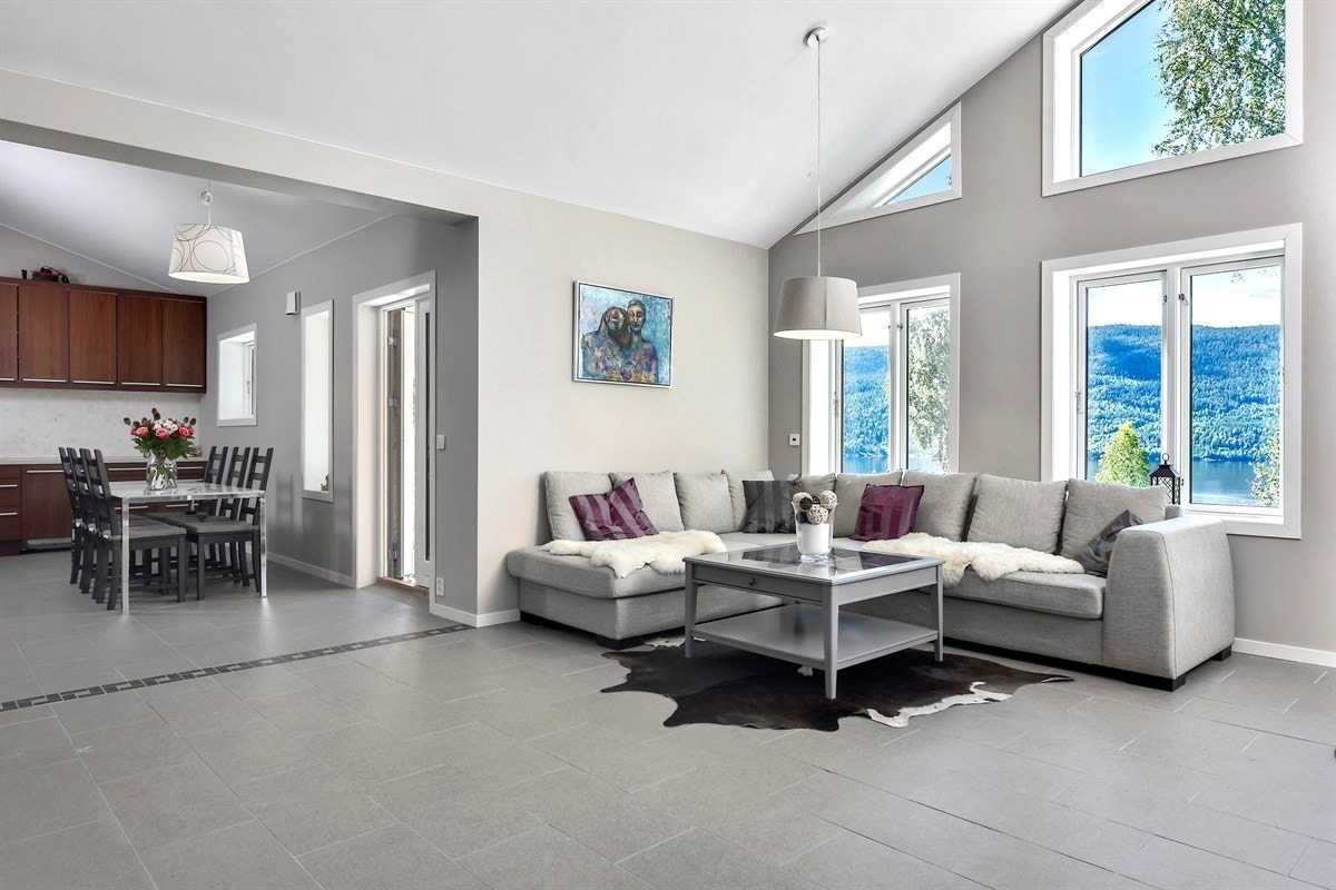 Stuen bades i dagslys og utsikten kan nytes rett fra sofakroken. Galleribilde