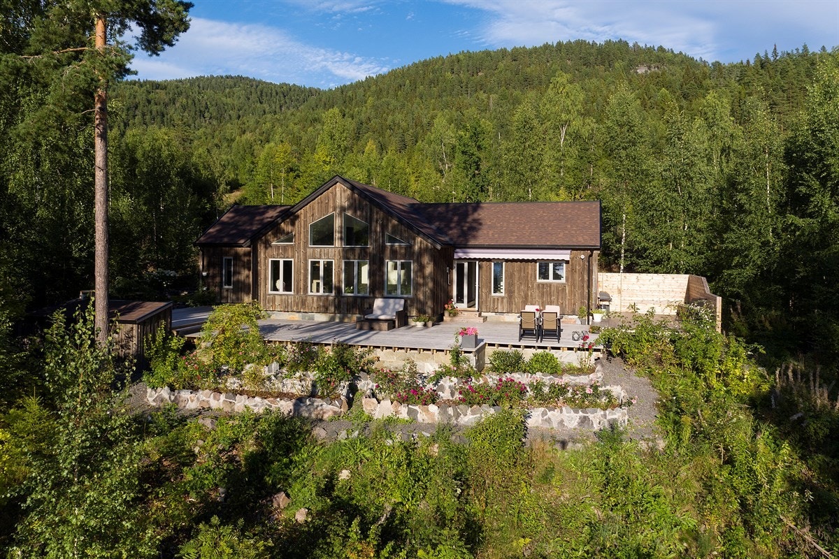 Hytta har en idyllisk beliggenhet med nærhet til skog og marka med flott turterreng. Galleribilde