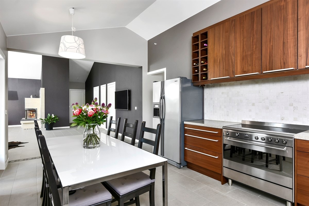 Hytta har et lekkert kjøkken med plass for spisebord. Galleribilde