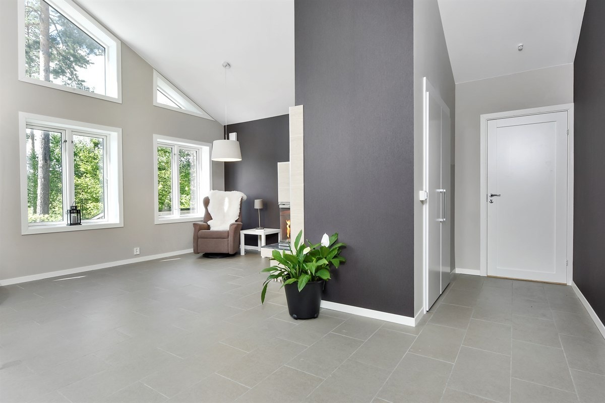 Stue med høy takhøyde og store vindusflater. Galleribilde