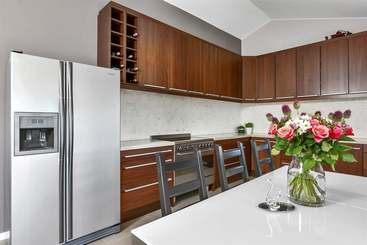 Det er plass for kombiskap med kjøl/frys på kjøkkenet. Galleribilde