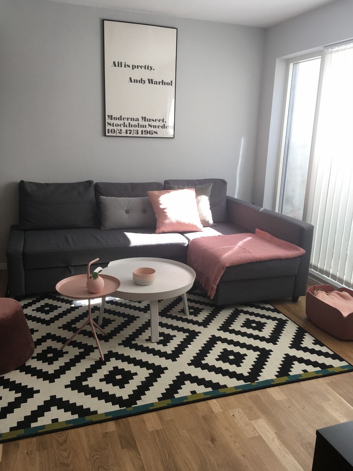 Åpen og romslig stue med TV på motsatt vegg (eksempel, slik kan det møbleres) Galleribilde