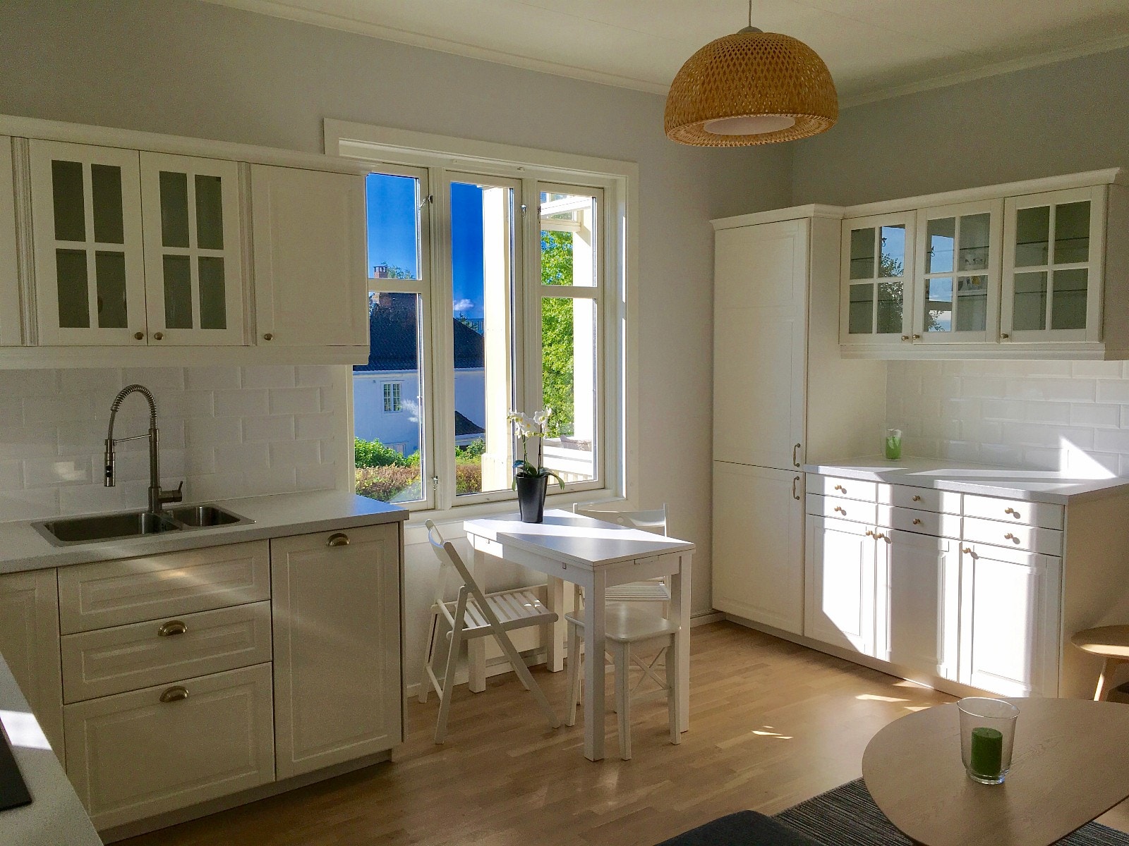 Kjøkkenet/stuen vender mot øst og sør. Det store vinduet vender mot sør. Galleribilde