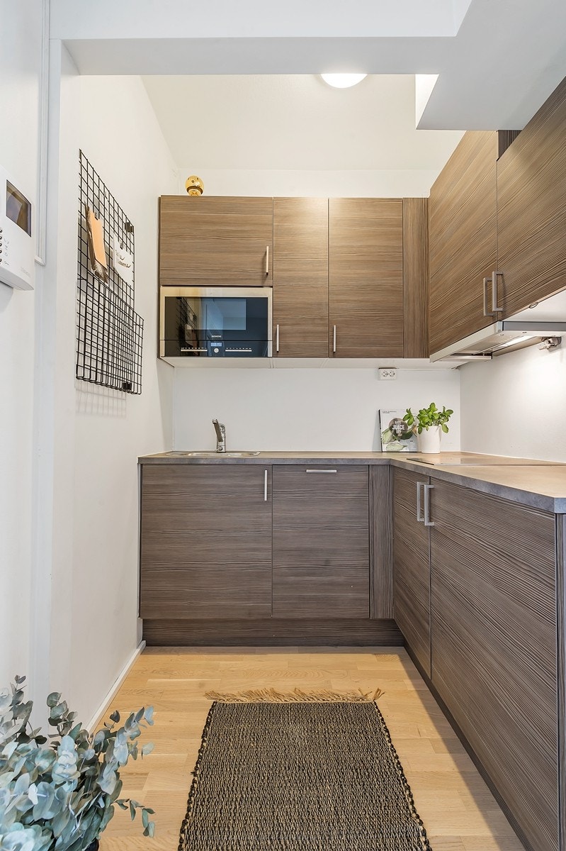 Kjøkkenet er utstyrt med integrert koketopp, oppvaskmaskin, kjøleskap og mikro. Galleribilde