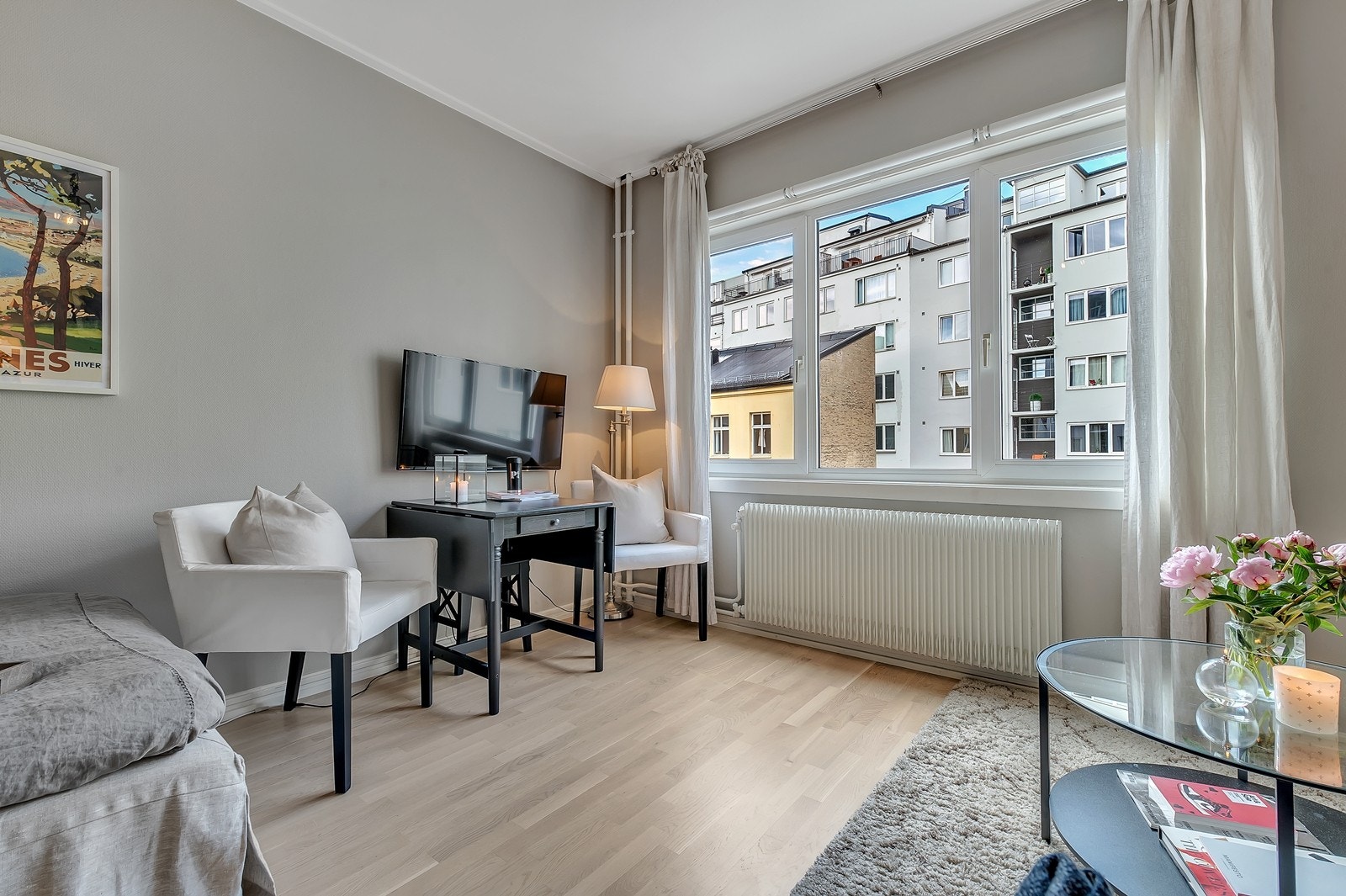 Store vindusflater sikrer godt med lysinnslipp i leiligheten. Utsyn mot skjermet bakgård. Galleribilde