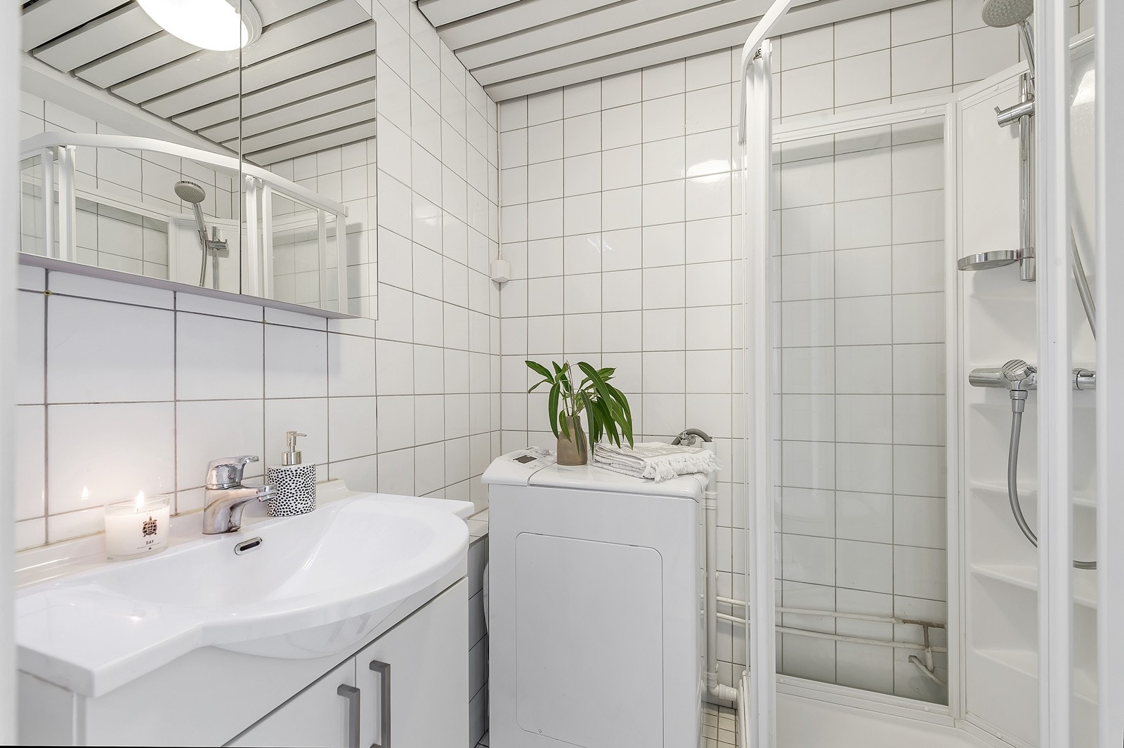 Pent flislagt bad med varmekabler. Badet er utstyrt med opplegg for vaskemaskin. Galleribilde