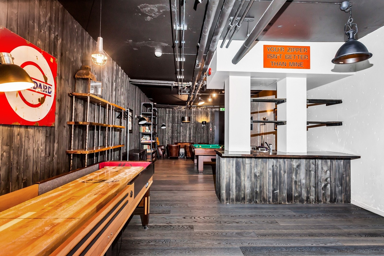 P64 har et stort gamingroom til disposisjon for sine beboere. Her finner du blant annet et stort flott shuffleboard, biljard, foosballbord og uttallige brettspill. Galleribilde