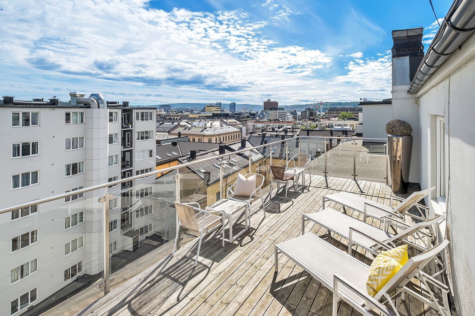 Beboerne i P64 har også tilgang til en flott felles takterrasse utstyrt med solsenger og sittegrupper. Et herlig sted å benytte på varme sommerdager. Galleribilde