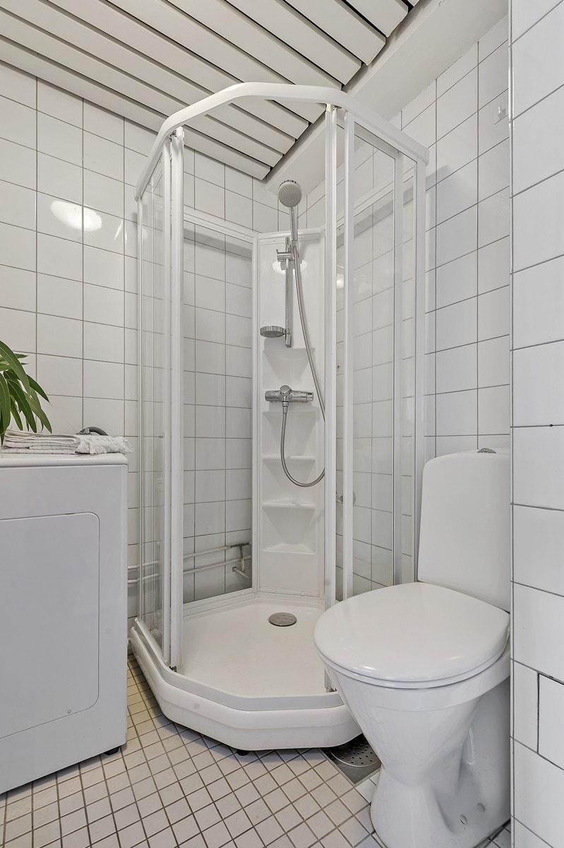 Pent flislagt bad med varmekabler. Badet er utstyrt med opplegg for vaskemaskin, dusjkabinett og frittstående toalett. Varmtvann er inkludert i fellesutgiftene. Galleribilde