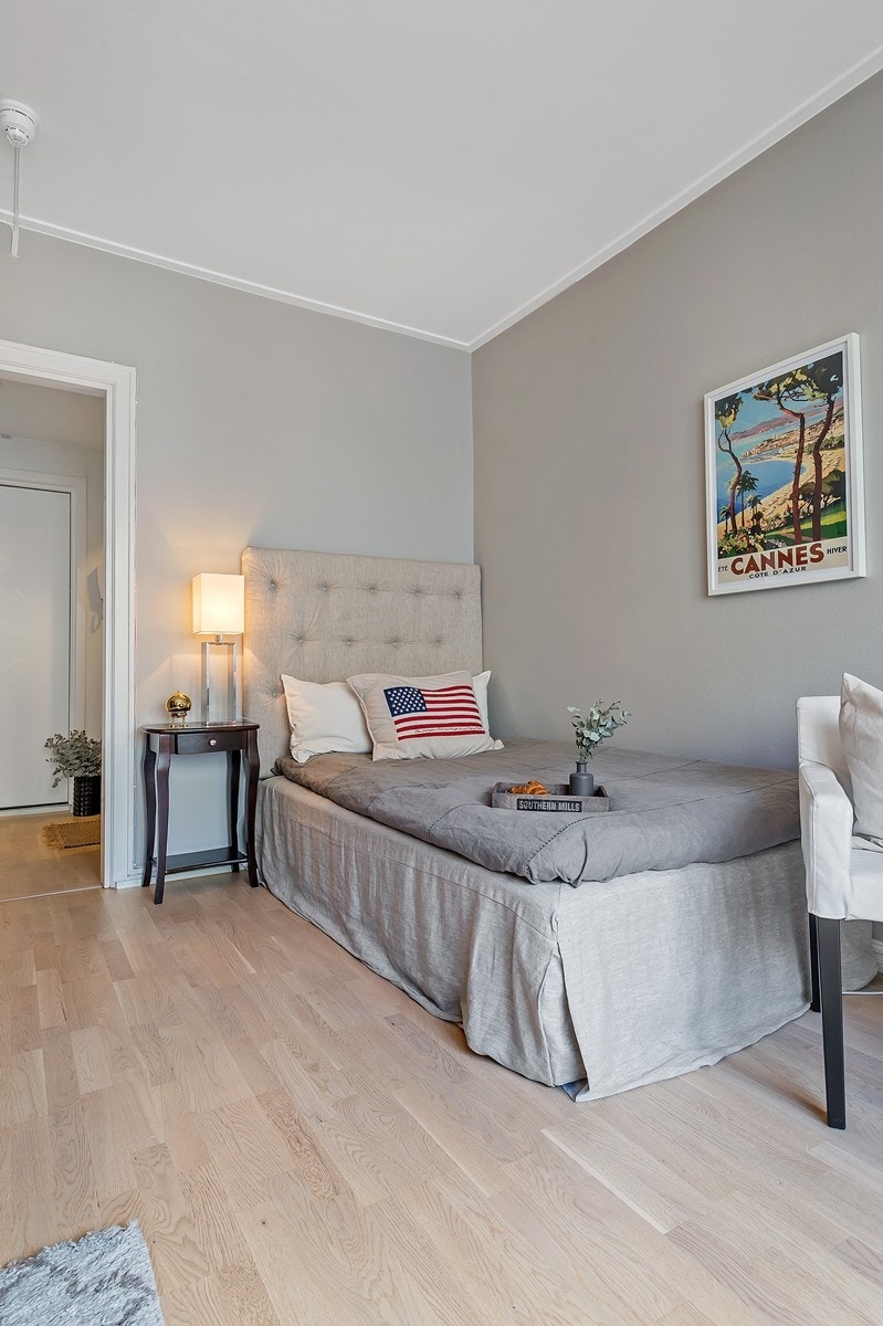 Stuen er romslig med god plass for både sofa, spisebord og seng. Galleribilde