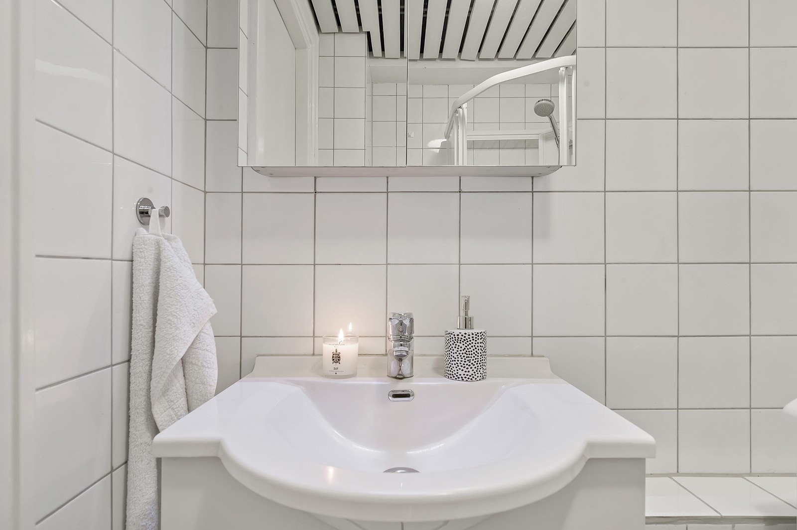 Badet er videre innredet med nyere servant med underskap samt overskap med speil som sikrer godt med oppbevaringsrom Galleribilde