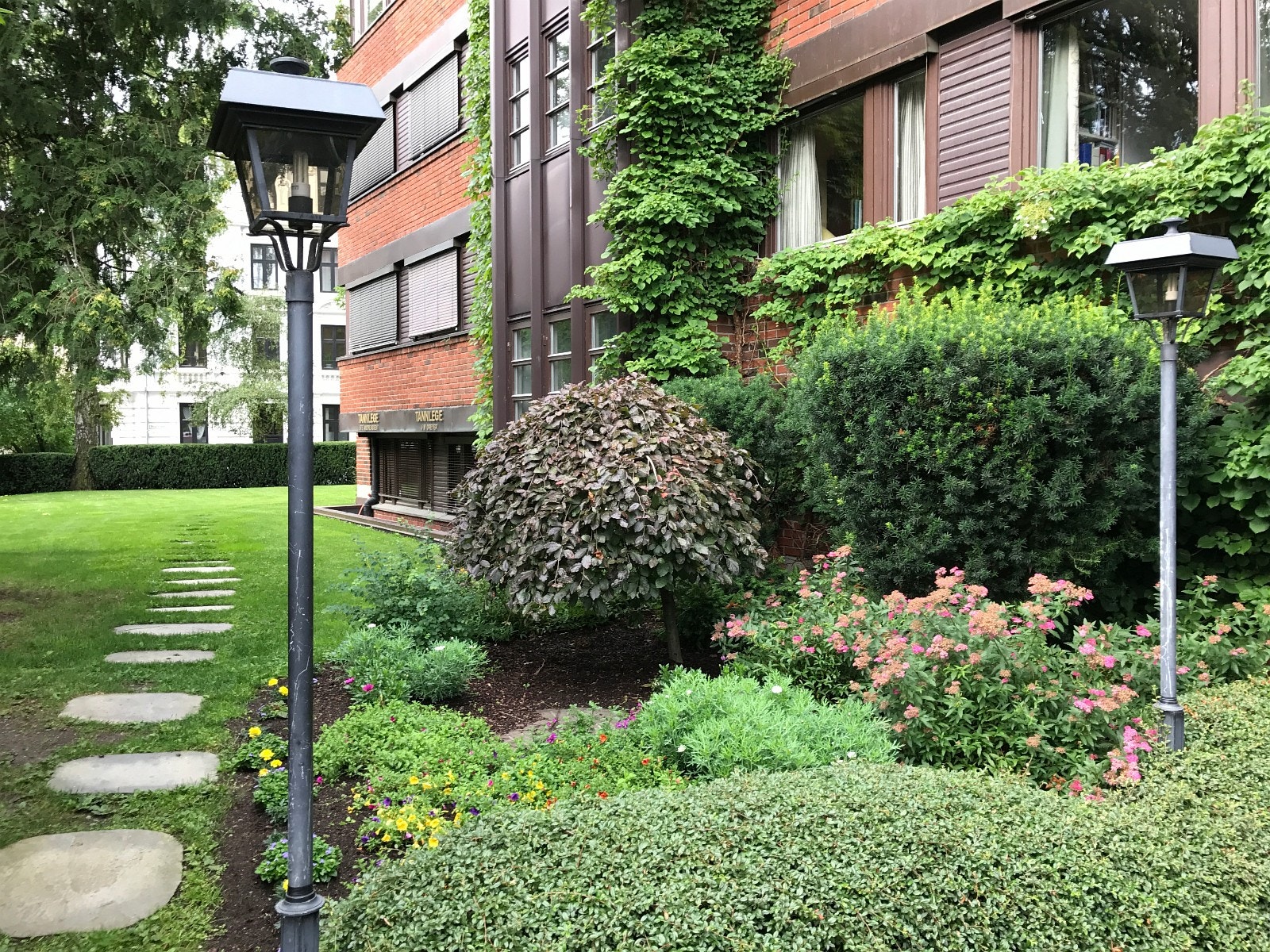 Pent opparbeidet hage og inngangsparti til representativ gård Galleribilde