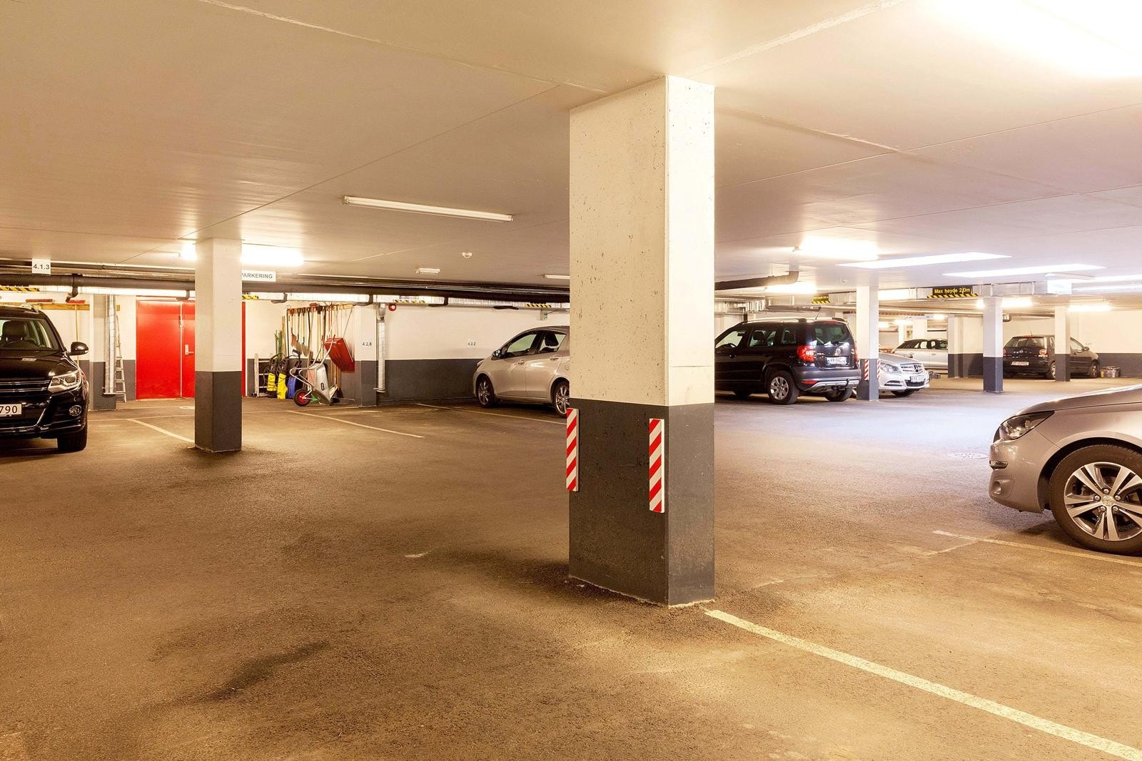 Parkeringskjeller i u. etg. med heis. Galleribilde
