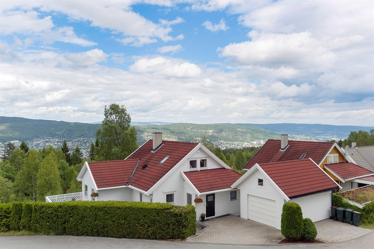 Konnerud har marka som nærmeste nabo, hvor merkede stier, turveier og usjenerte fiskevann gir gode rekreasjonsmuligheter hele året. Galleribilde