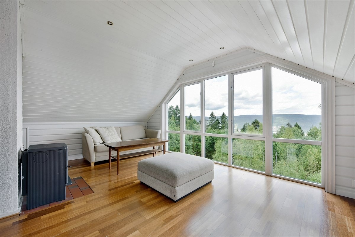 Loftetasjen har en lys og flott loftstue hvor man kan nyte nydelig utsikt via store vindusflater. Galleribilde