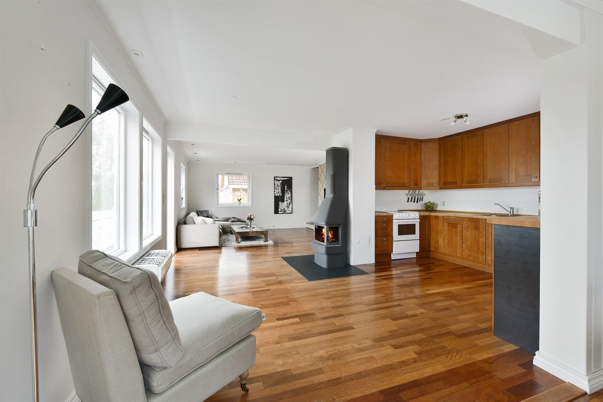 Kjøkkenet er pent og trivelig, og innehar takhøy innredning med god benke- og lagringsplass. Galleribilde