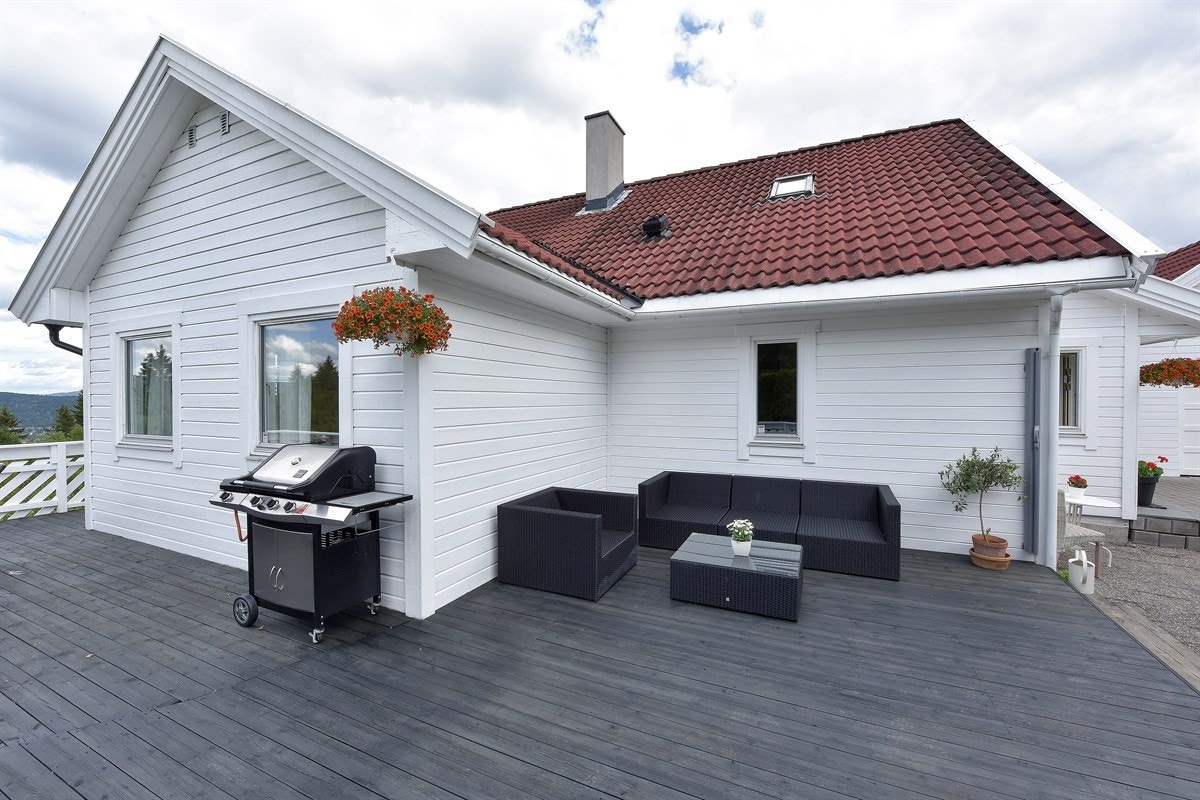 Det går buss fra Konnerud hvert 10. minutt til Drammen, og tog fra Drammen til Oslo ca. 4 ganger i timen. Galleribilde