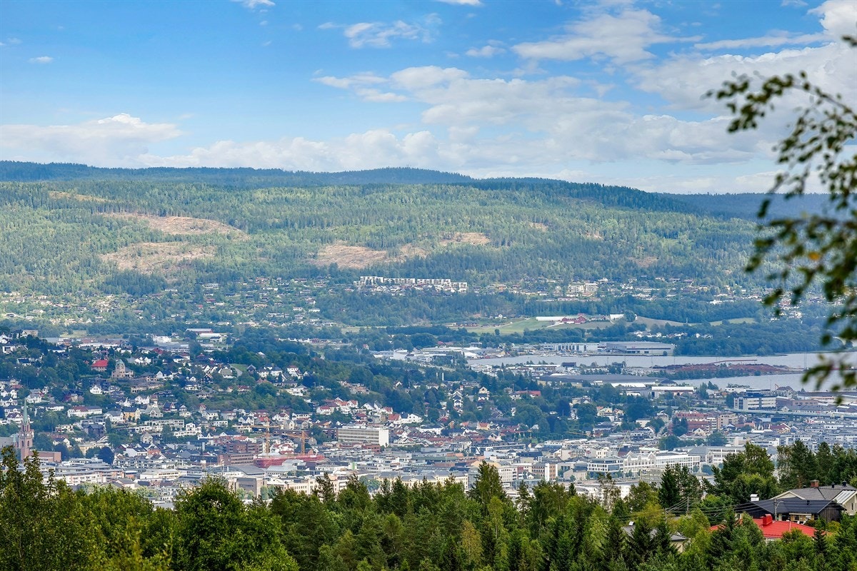 Boligen ligger høyt i landskapet og har en stor, usjenert terrasse mot nordvest, hvor man kan nyte gode solforhold fra morgen til omtrent klokken 21 på sommerstid. Galleribilde