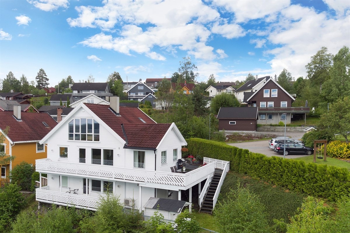 I nærområdet ligger både Konnerud stadion og Konnerudhallen. Konnerud IL er blant de største i landet og har en meget god idrettskultur. Galleribilde