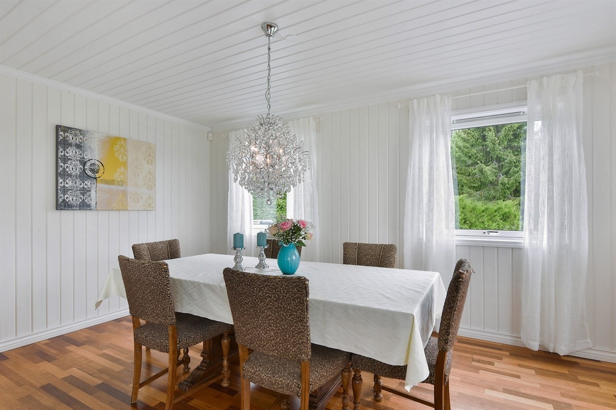 Ved stuen er det også en romslig spisestue med plass for langbord. Galleribilde