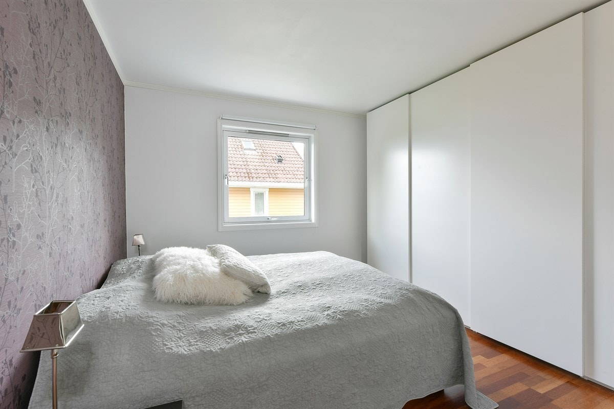 Boligen har tre fine soverom med tilhørende garderobeløsning på to. Galleribilde