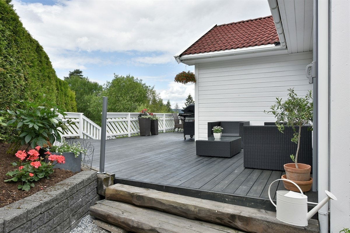 Dagligvarehandelen kan gjøres ved bl.a. Kiwi, Meny, Coop Prix og Rema 1000 - som alle ligger på Konnerud. Ønsker du ytterligere servicetilbud har Konnerud et eget senter med flere butikker og andre servicetilbud. Galleribilde