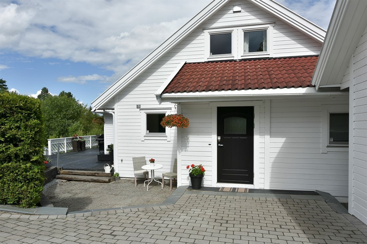 Eiendommen ligger høyt og fritt i et etterspurt og meget barnevennlig boligområde på Konnerud, i Drammen kommune, med kort gangavstand til skoler, flere barnehager, butikker og gode servicetilbud. Galleribilde