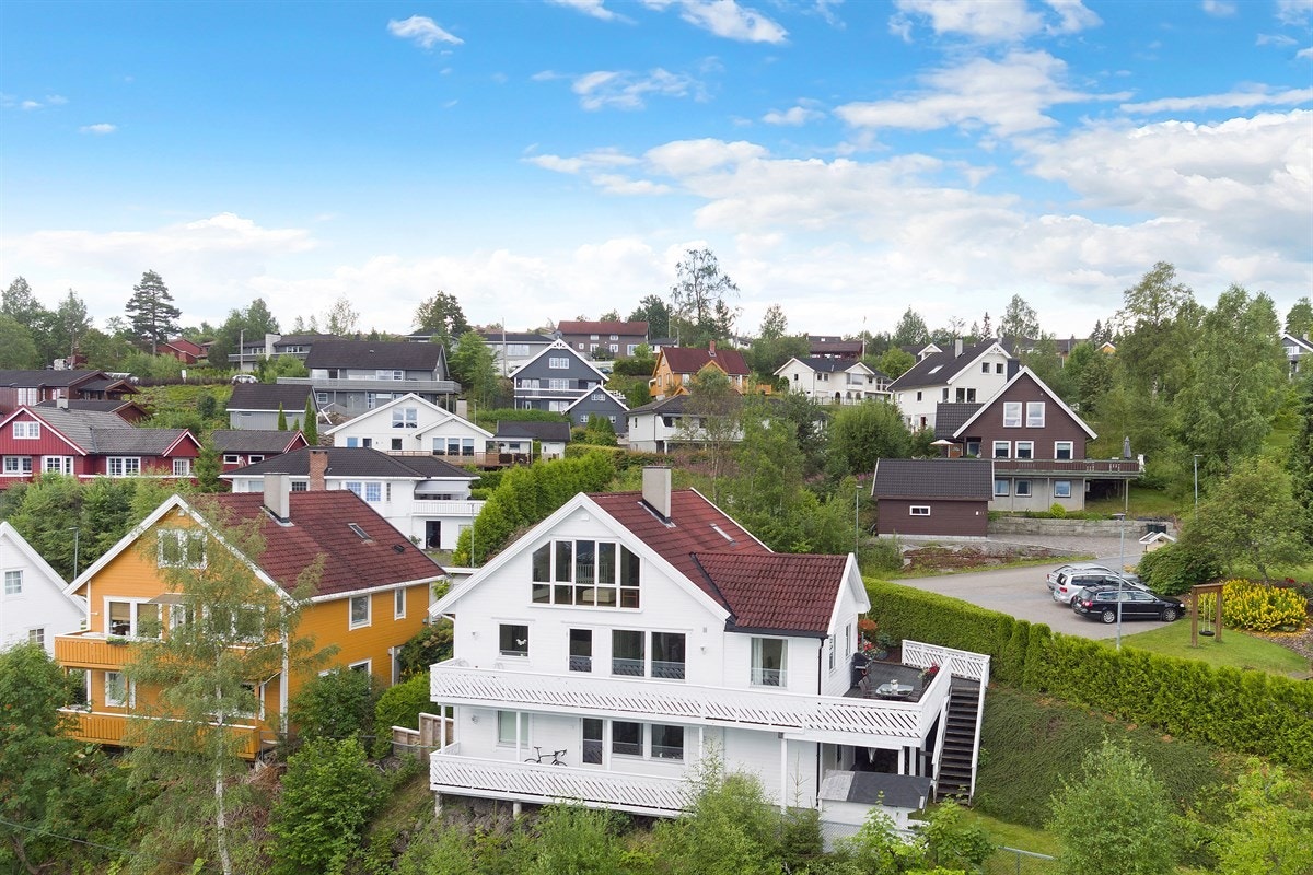 Eiendommen ligger høyt og fritt i en rolig blindvei på Konnerud, og på stor terrasse kan man nyte fantastisk utsikt over Drammen samt gode solforhold. Galleribilde