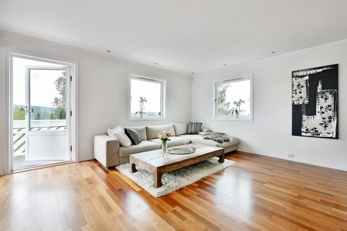 Stuen har god plass for sofaløsning med tilhørende møblement og spisebord. Galleribilde