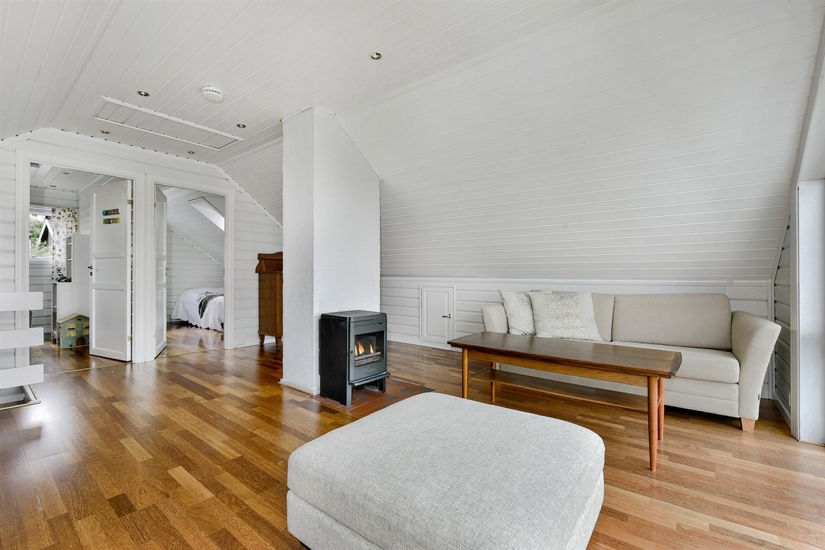 Loftstuen har blant annet parkett på gulv og downlights belysning. Galleribilde