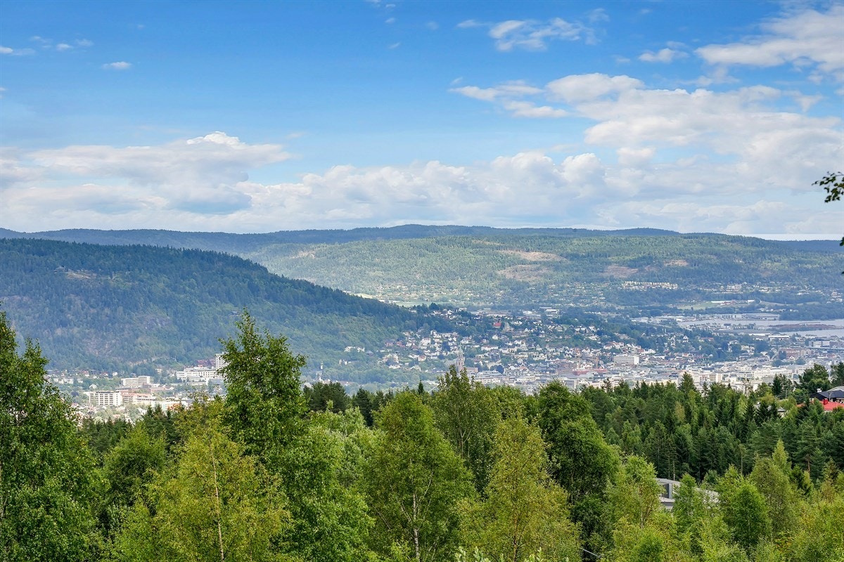 På terrassen er det fantastisk utsikt over innseilingen til Drammen, Drammen by og skogkledde åser. Galleribilde