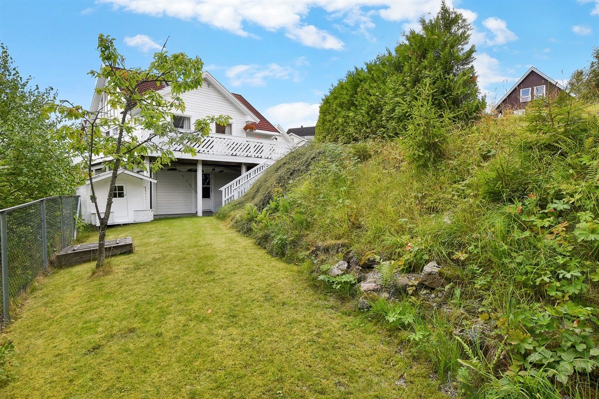 Ved å benytte bil tar det ca. 12 min til Drammen sentrum, 13 min til Gulskogen, 22 min til Liertoppen, 38 min til Kongsberg, samt 43 min til Oslo S. Galleribilde