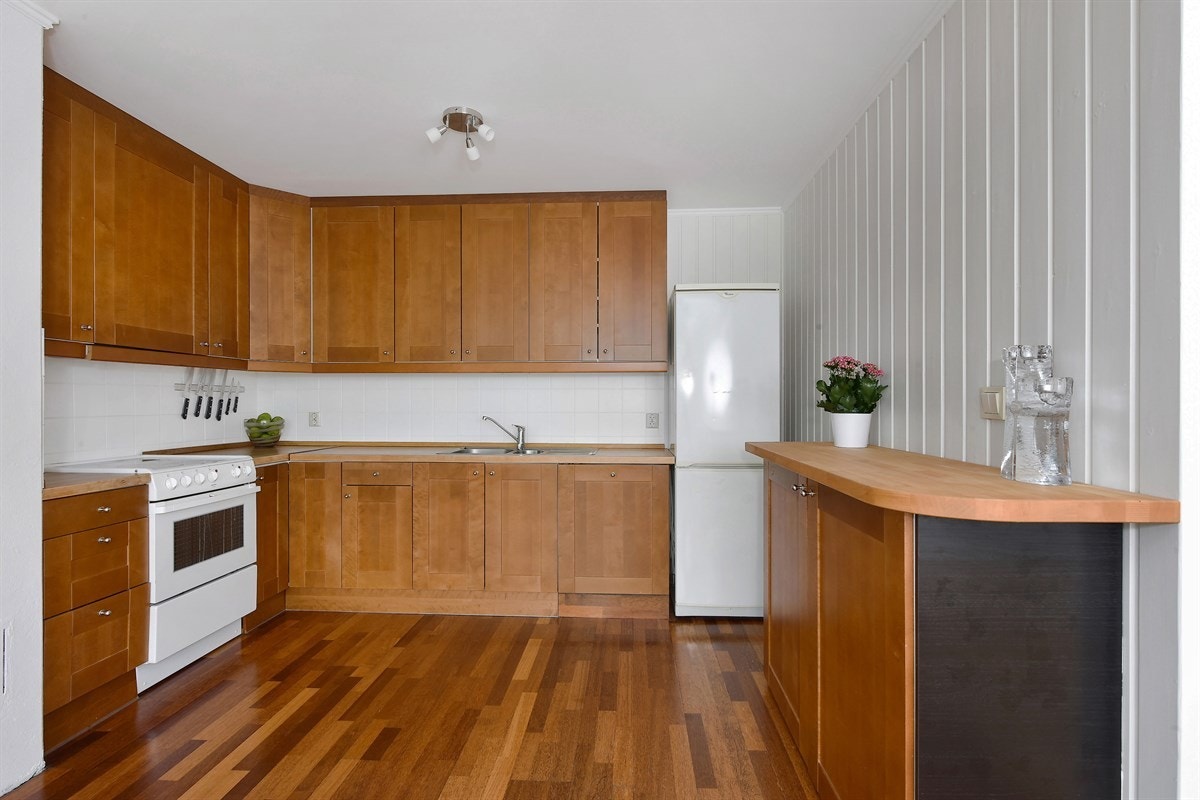 På kjøkkenet er det også en praktisk barløsning, noe som utvider både arbeidsflater og lagringsplass. Galleribilde