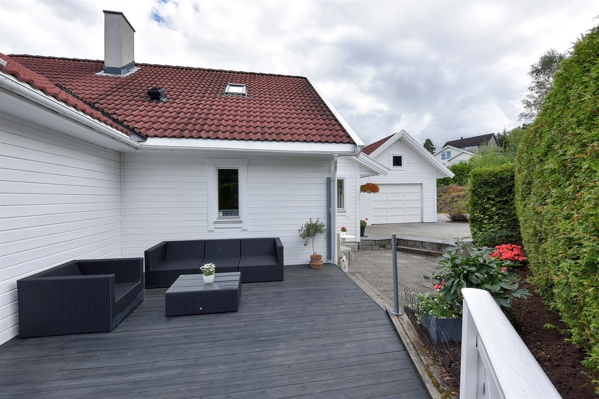 Det er kort vei til Gulskogen med et rikt og variert butikkutvalg, samt Drammen sentrum med gågater, Torget Vest og Magasinet. Galleribilde