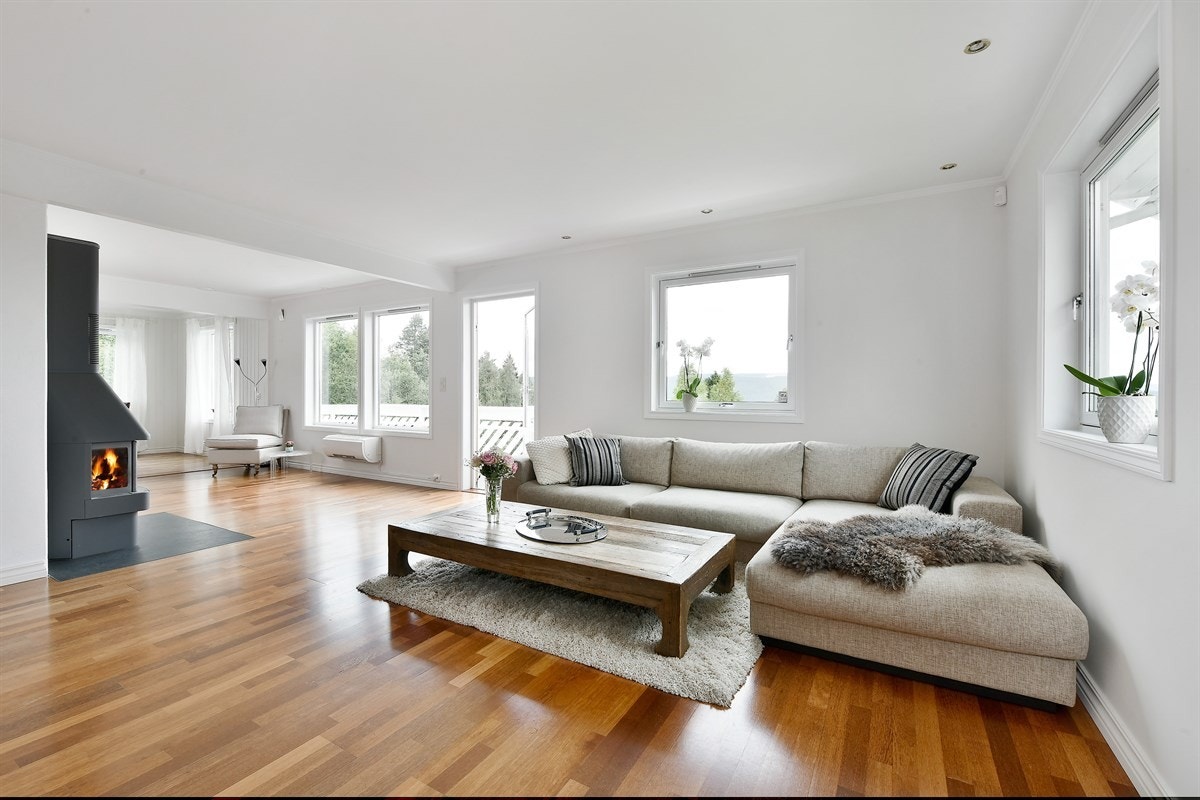 Boligen har en stor og tiltalende stue i første etasje, med åpen løsning mot kjøkken. Galleribilde