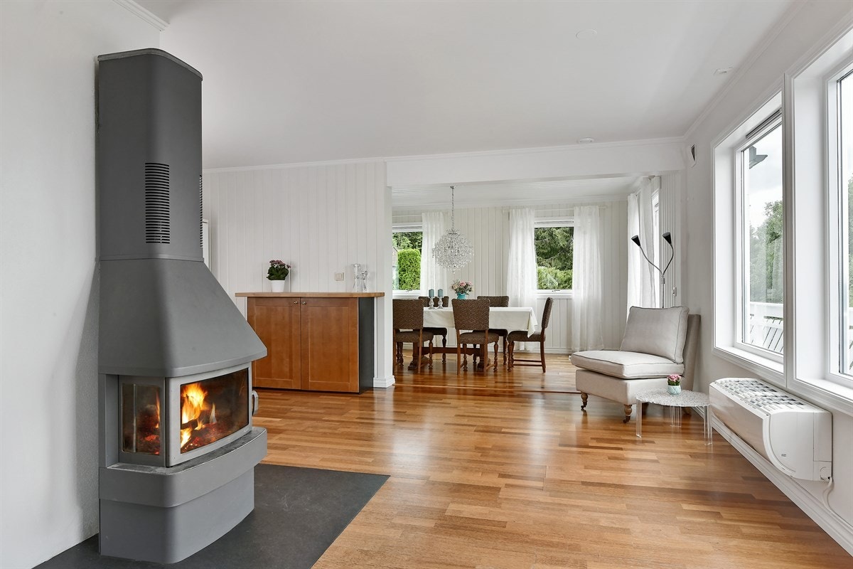 Boligen har en stor og tiltalende stue i første etasje, med åpen løsning mot kjøkken. Galleribilde