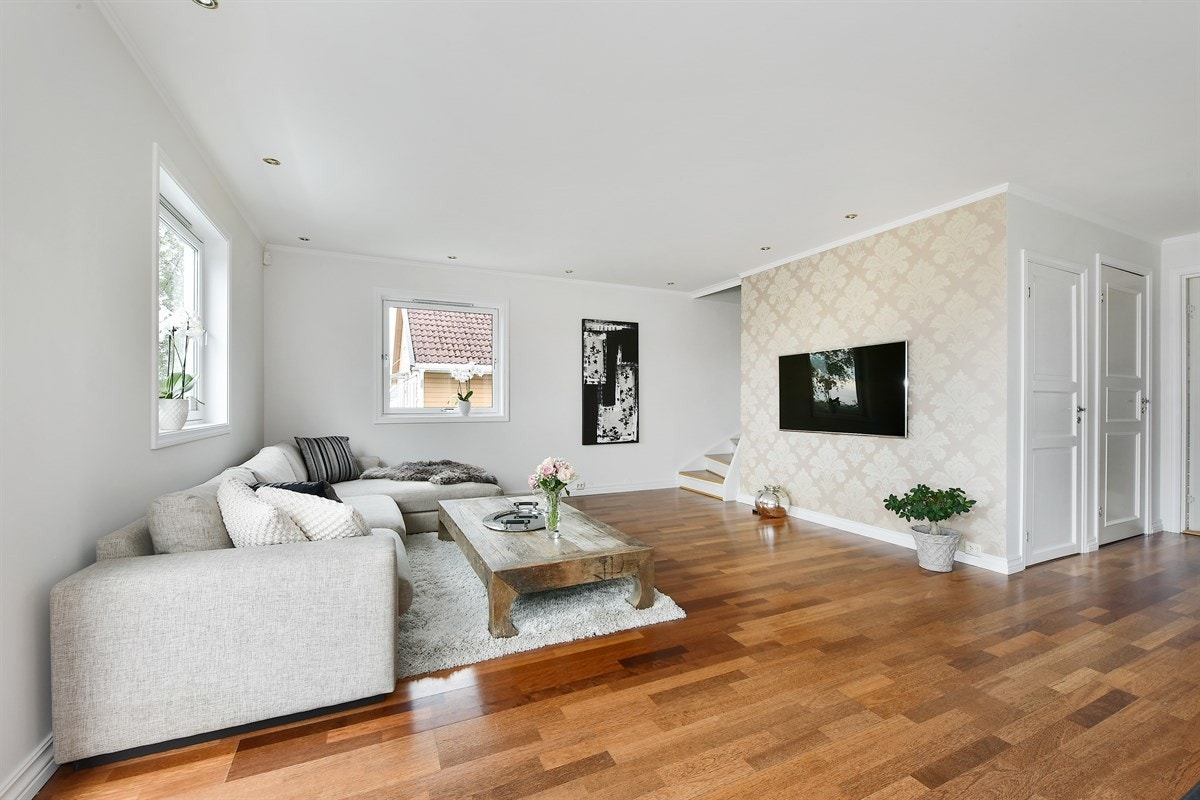 Stuen har gode vindusflater som supplerer rikelig med naturlig lys. Galleribilde