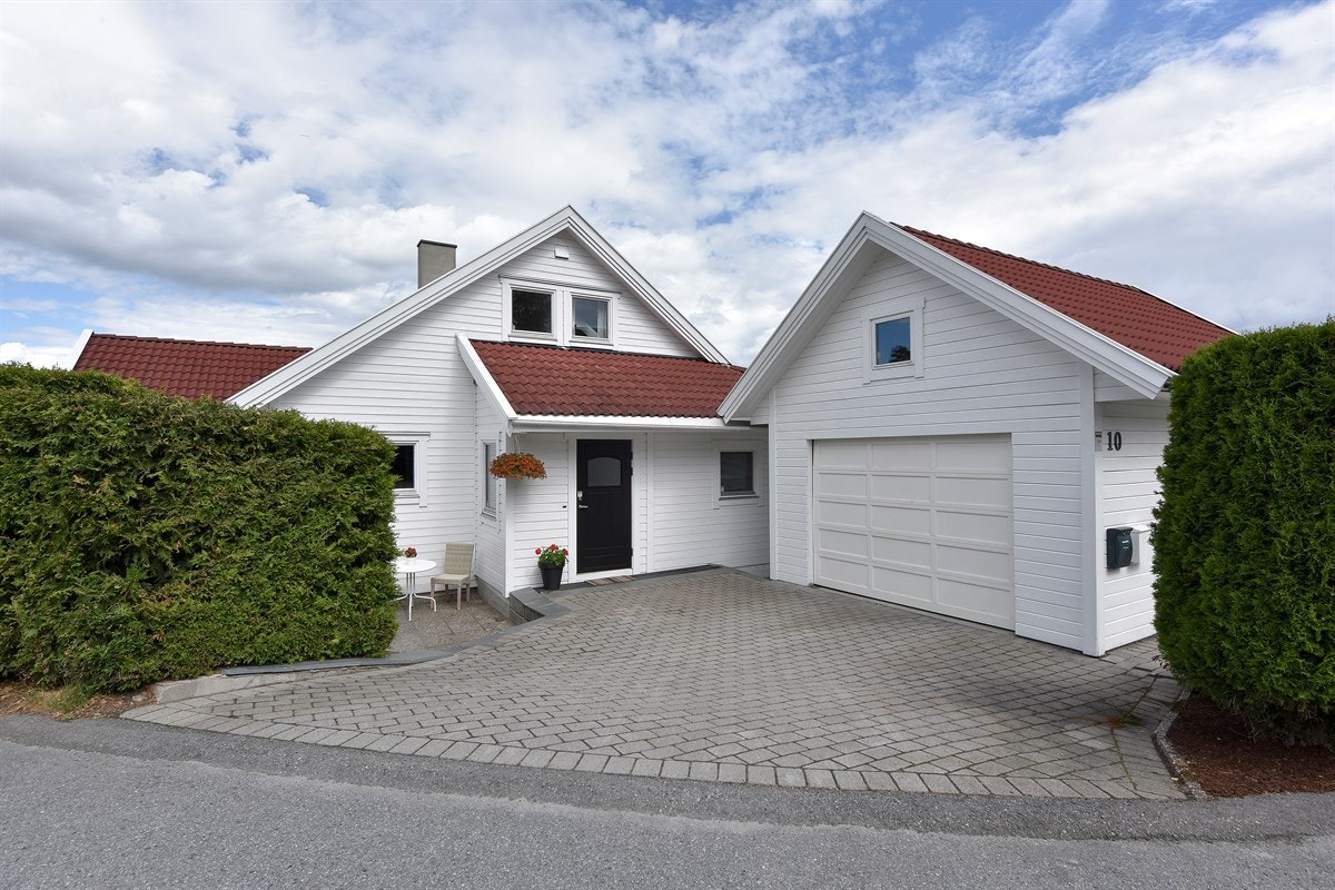 Boligen har gode parkeringsmuligheter i enkelgarasje og på steinbelagt gårdsplass. Galleribilde