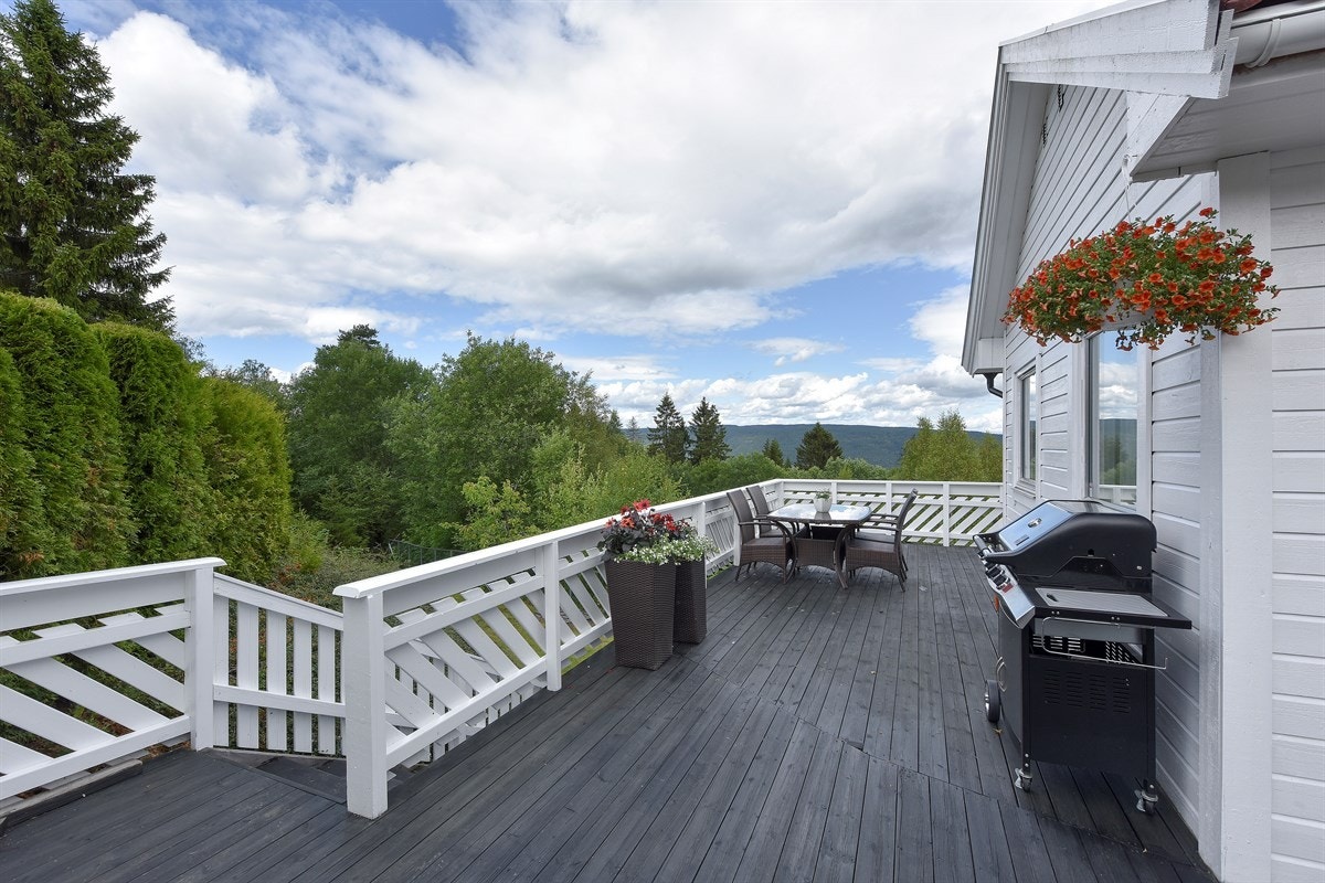 På terrassen er det en fantastisk utsikt over Drammen som kan nyttes av venner og familie. Galleribilde